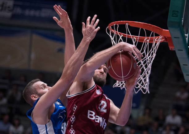 她不仅凭借 她不仅凭借